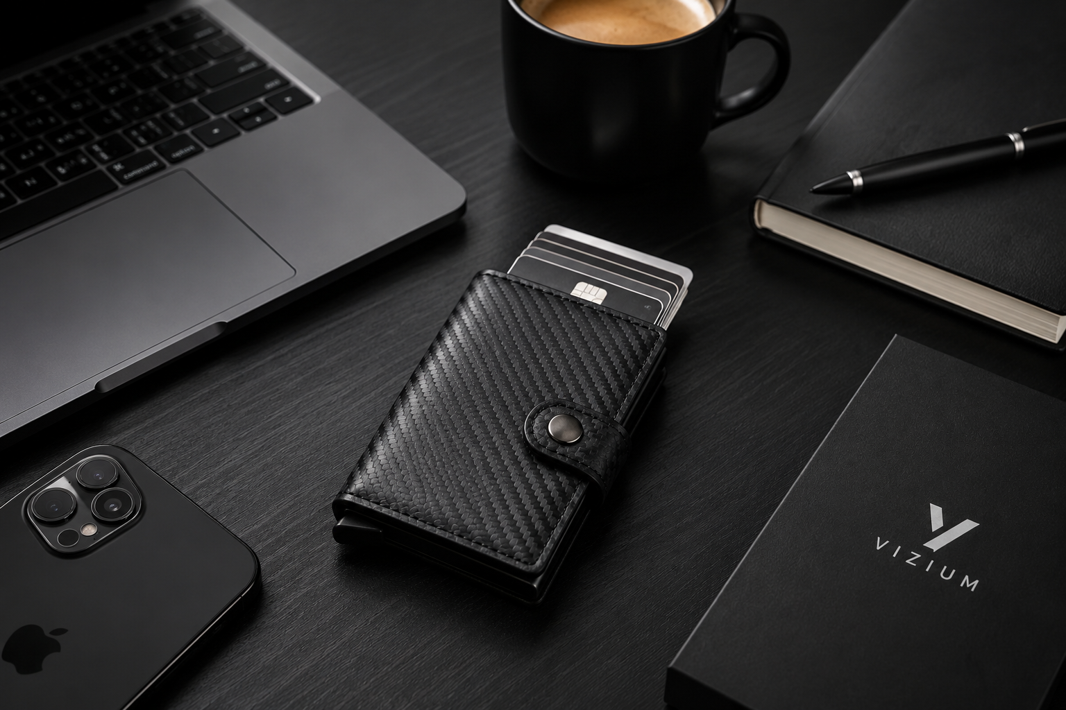 VIZIUM Smart Wallet en un escritorio de trabajo